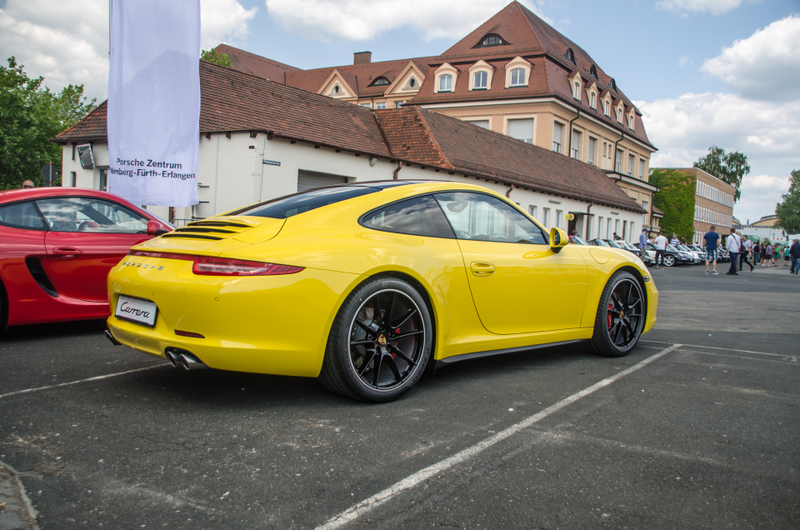 Illustration for article titled Photodump: A classic Porsche car meet.